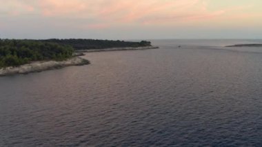 Hırvat deniz kıyıları akşam üzeri Kamenjak Burnu 'nun Premantura kentinde hava manzaralı