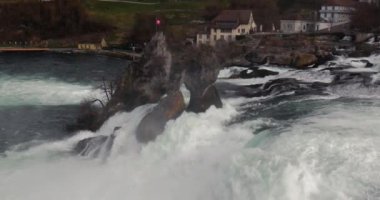 İsviçre, Ren Şelalesi 'nde şelale, Avrupa' nın en yüksek akış oranı, Schaffhausen, 4k 60 fps 'den yavaş çekim.