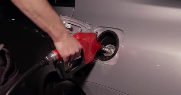 Nachts Benzin Ein Auto Einer Zapfsäule Füllen — Stockvideo