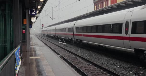 ロストック ドイツ 2021年10月23日 ロストック駅を出発して雨 荒天を注ぐ列車 州が運営する鉄道会社Dbがウォーネムンデの海辺のリゾートタウンまで列車を運行している — ストック動画