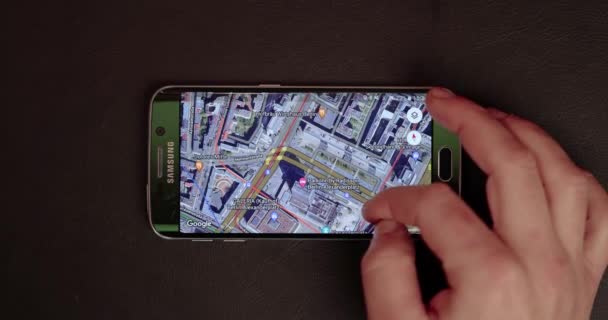 Budapest Ungern Januari 2022 Använda Smartphone För Google Maps Appen — Stockvideo
