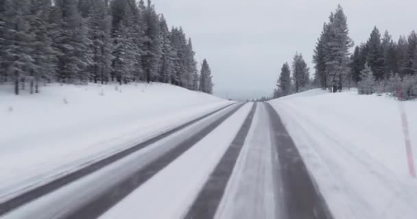 フィンランド ラップランドの雪深い冬の道を運転する — ストック動画