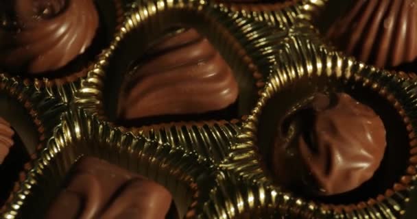 Schachtel Mit Bonbons Aus Schokolade Auf Einem Tisch Der Sich — Stockvideo