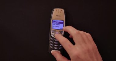 Budapeşte, Macaristan - 10 Ocak 2022: Klasik Nokia 6310i cep telefonu kronometre işlevini başlatıyor
