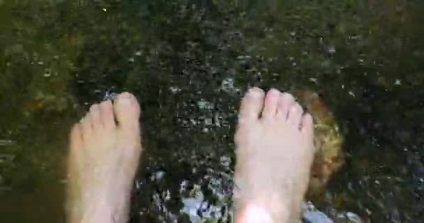 Nackte Füße Einem Kühlen Gebirgsbach Entspannend Für Sommerwanderungen 60P Fps — Stockvideo