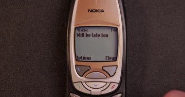 Budapeşte, Macaristan - 10 Ocak 2022: Klasik Nokia 6310i cep telefonu bu gece eve geç gelmekle ilgili SMS mesajı yazıyor