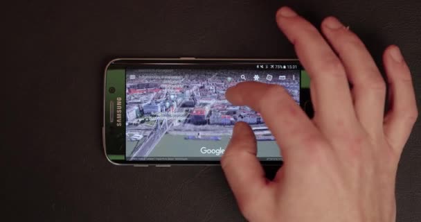 Budapest Hungría Enero 2021 Planeando Viaje Mirando Aplicación Google Earth — Vídeos de Stock