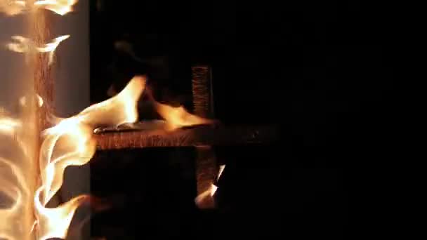 Пламя Горящем Кресте Пылающем Ночью Загорающееся Огне Подходит Вертикального Видео — стоковое видео