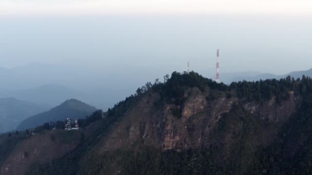 哥伦比亚Minca附近热带山区山顶上的通信发射塔 — 图库视频影像