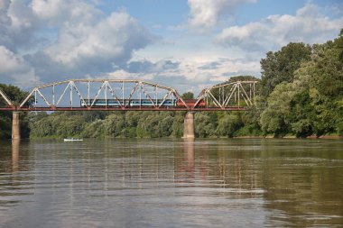 Chop, Ukrayna - 14 Temmuz 2023 Ukrayna ve Macaristan arasındaki sınır treni, Tisza nehri üzerindeki eski demiryolu köprüsü. Savaş sırasında bu bağlantı Ukrayna 'dan ayrılan mülteciler tarafından da kullanılıyor.