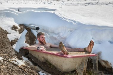 Soğuk su dalışı, açık havada soğuk su Alpler 'deki bir dağ pınarının bıraktığı eski küvet.