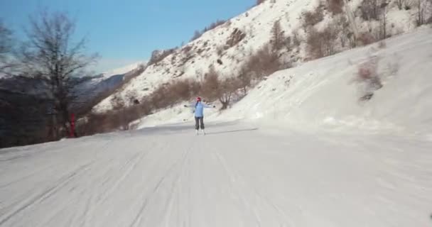 Skifahren Den Alpen Folgeaufnahmen Mit Gimbal Und Vollformat Kamera Winterurlaub — Stockvideo