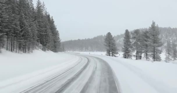 在芬兰拉普兰雪地的冬季道路上开车 白色的北方风景 — 图库视频影像