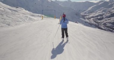 Vameinier, Fransa - 23 Ocak 2023: Alplerde kayak yapmak, engelli bir pisti takip etmek