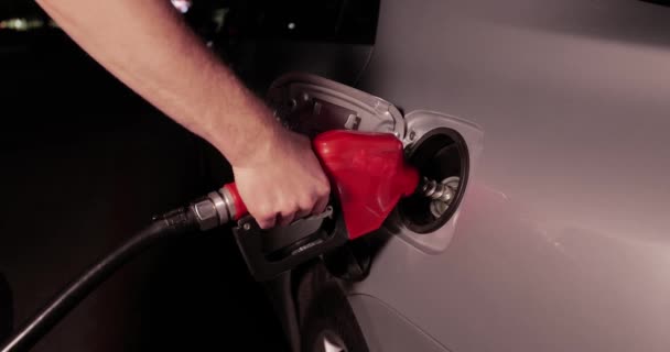 Πλήρωση Καυσίμων Ένα Αυτοκίνητο Μια Αντλία Πρατήριο Βενζίνης Νύχτα — Αρχείο Βίντεο