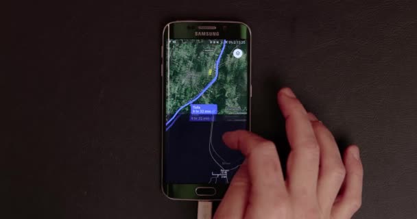 匈牙利布达佩斯 2022年1月12日 从汉堡开始 利用Google地图应用 在智能手机上规划公路旅行路线 — 图库视频影像