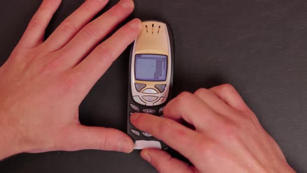 Hrát Hru Starém Mobilním Telefonu — Stock video