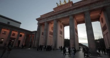 Berlin, Almanya - 22 Ekim 2022: Brandenburg Kapısı, Berlin 'in merkezinde tarihi bir dönüm noktası. Gecenin mavi saatinde, gece ışıkları açık anıt.