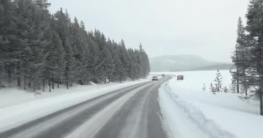 Finlandiya 'da kış karla kaplı yol