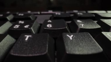 Bilgisayar klavyesi, kamera kaydırma merceği, anahtar makrosu, yavaşça geri çekiliyor