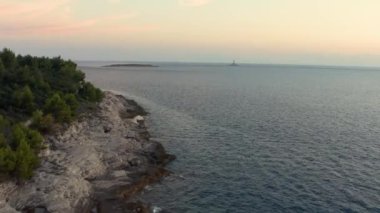 Hırvat deniz kıyıları akşam üzeri Kamenjak Burnu 'nun Premantura kentinde hava manzaralı