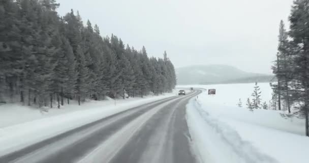フィンランドの冬の運転雪が覆われた道路 — ストック動画