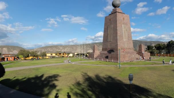 圣安东尼奥 厄瓜多尔 2019年3月20日 赤道纪念碑 厄瓜多尔城市Mitad Del Mundo 赤道线上的象征性位置 照相机拉平 — 图库视频影像