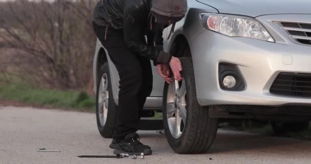 길가에 타이어를 바꾸기 — 비디오