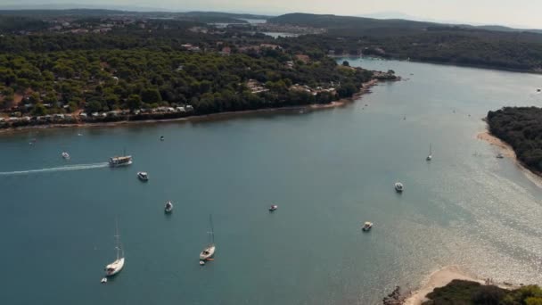 在克罗地亚波拉乌瓦拉附近的地中海上的一个有船只的海湾的空中景观 — 图库视频影像