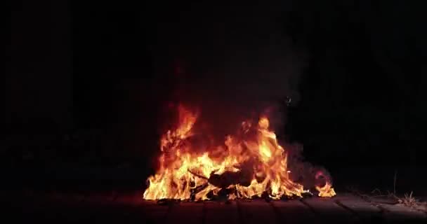 Brandende Een Oude Kapotte Buis Giftige Luchtvervuiling Door Het Verbranden — Stockvideo