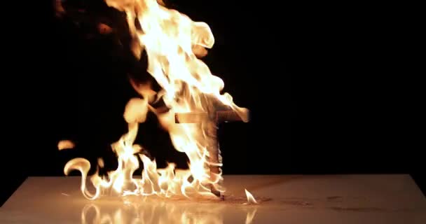 Vlammen Een Brandend Kruis Laaiend Helder Nacht — Stockvideo