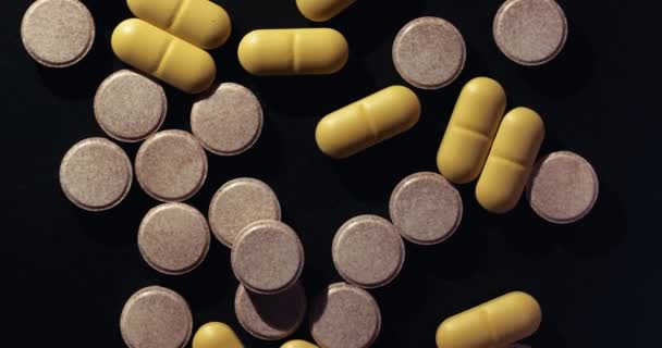 Medicina Píldoras Drogas Espinando Sobre Fondo Negro Oscuro — Vídeo de stock