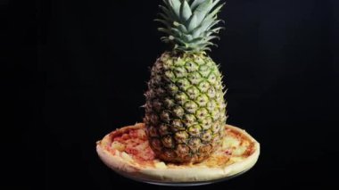 Hawaii pizzasının üstünde dönen koca bir ananas. Bu her zaman sıcak tartışmaların kaynağıdır. Ananas pizzaya gitmeli ya da gitmemeli. 4k 60 fps görüntü
