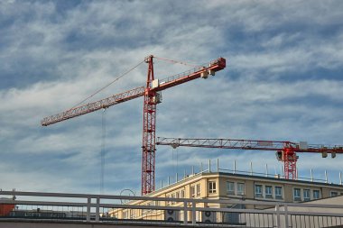 Şehir merkezinde inşaat halindeki apartman blokları, tuğla bina