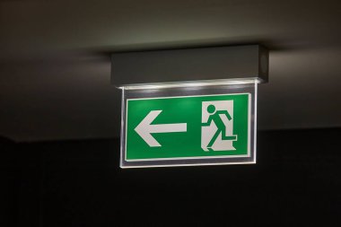 Karanlıkta parlayan acil çıkış işareti