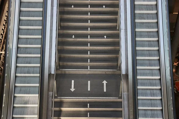 Escaleras Mecánicas Vacías Moviéndose Una Estación Escaleras Intermedias Infraestructura Transporte —  Fotos de Stock