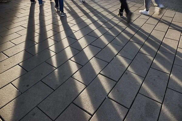 Pedras Pavimento Com Sombras Pessoas Figuras Passando Rua Câmera Lenta — Fotografia de Stock