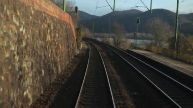Tren yolculuğu bakış açısı son vagonun arkasından, sonbahar yaprakları hava türbülansında hareket ediyor, Tuna virajında yolculuk, 60 fp 'den ağır çekim
