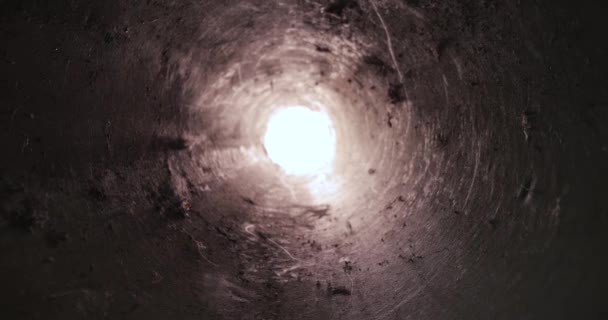 Перемещение Водосточной Трубе Туннелю Грязными Остатками Темную Яму Свет Конце — стоковое видео