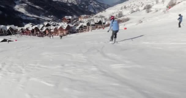 Alplerde Kayak Yapmak Kameranın Önünde Durmak Fransız Dağları — Stok video