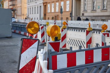 Şehir merkezindeki bir caddenin yeniden inşa sahnesinde yol yapımı şarkı söylüyor, sapaklar, engeller