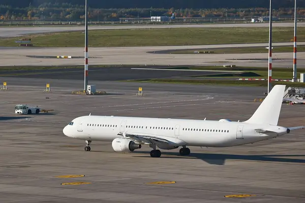 Rollendes Flugzeug Auf Einem Flughafen Flugzeuge Mit Sauberer Weißer Lackierung — Stockfoto