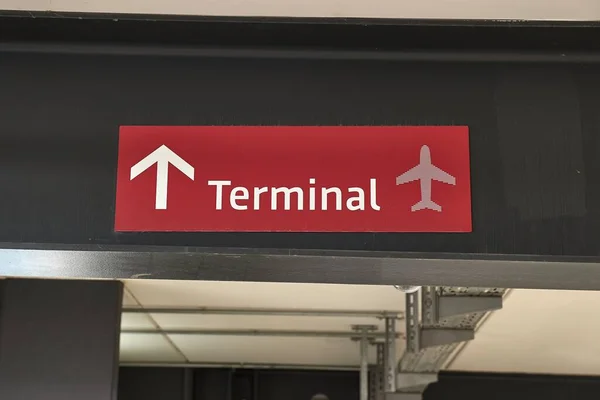 Terminal Passageiros Aeroporto Placa Sinalização Mostrando Caminho Para Portões — Fotografia de Stock