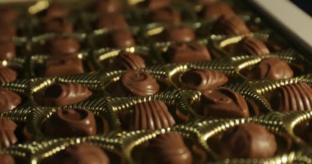 Caja Bombones Chocolate Sobre Una Mesa Girando Cerca — Vídeo de stock