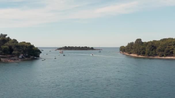 在克罗地亚波拉乌瓦拉附近的地中海上的一个有船只的海湾的空中景观 — 图库视频影像