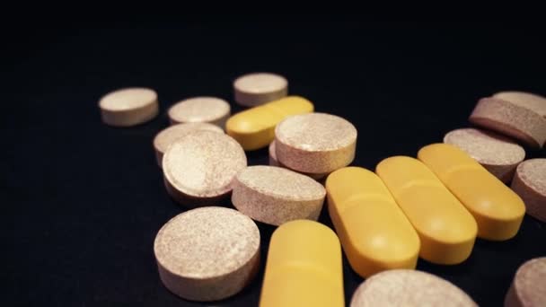 Medicijnen Drugs Pillen Zwart Oppervlak Close Camera Beweging — Stockvideo