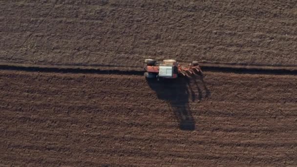 Tractor Ploegen Landbouwvelden Antenne Drone Uitzicht Van Boven — Stockvideo