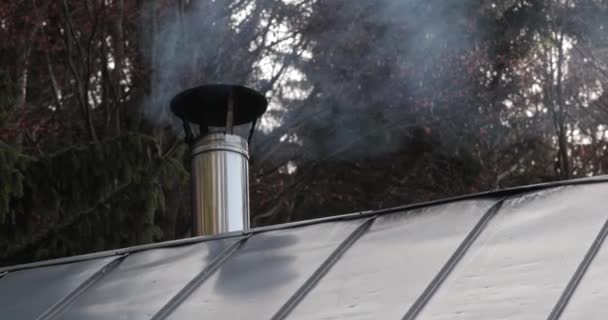 烟从烟囱里升起 高山的房子在一个山谷 — 图库视频影像