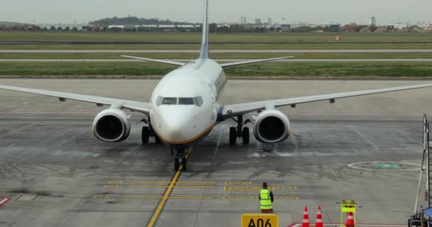 2021年10月21日 德国柏林勃兰登堡机场 Berlin Brandenburg Airport 的Ryanair Boeing 737飞机抵达柏林勃兰登堡机场 由编组员引导飞机停飞 — 图库视频影像