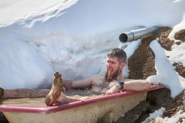 Soğuk dalış, açık hava soğuk su eski bir küvete batırma bir pınar tarafından terk edilmiş soğuk hava buz banyosu.